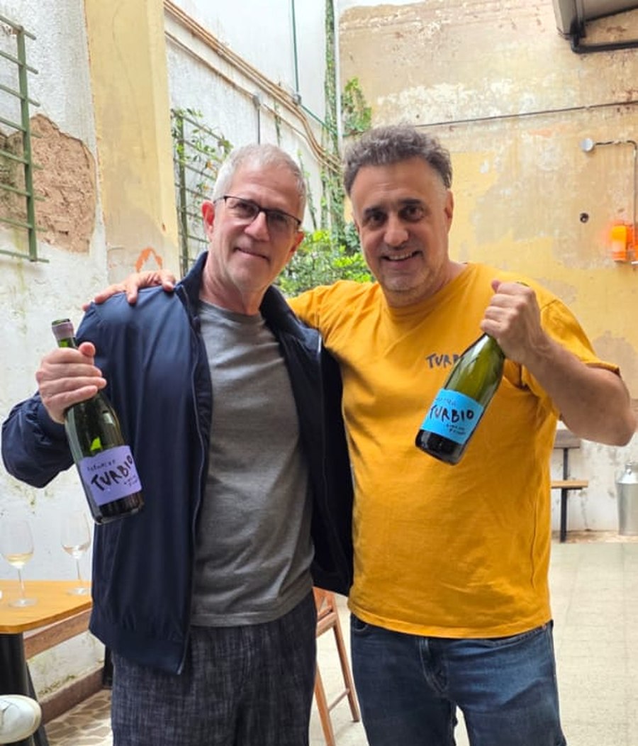 Sergio Carnevali junto a Fer Ravera en una presentación de vinos